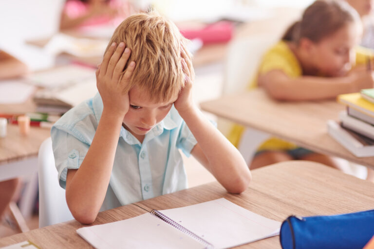 Dziecko wycofane w klasie – co to może oznaczać?